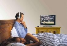 Cara menyambungkan fon kepala Bluetooth wayarles ke TV